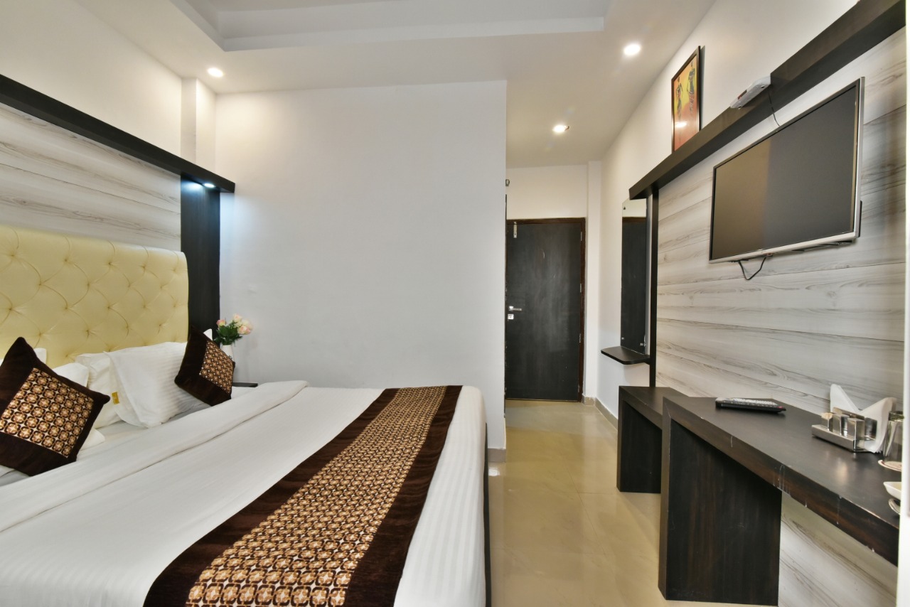 Valley view room with natural light